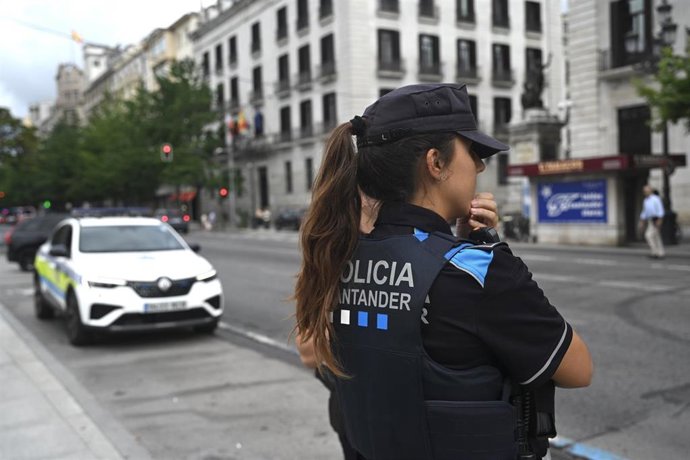 Archivo - Agente de Policía Local de Santander
