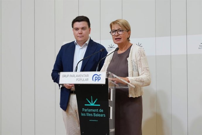 La portavoz adjunta del PP en el Parlament, Marga Prohens, junto al regidor Llorenç Bauzá