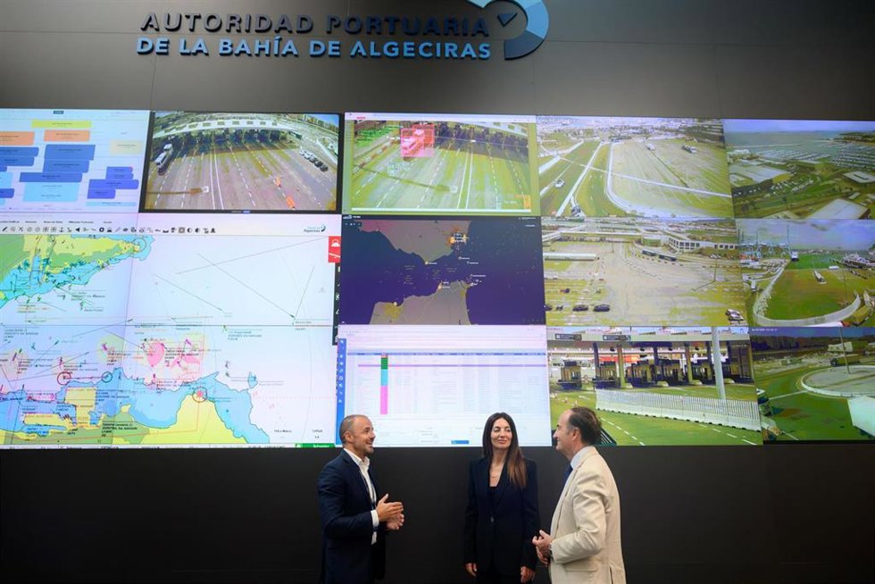 La presidenta de la Autoridad Portuaria de Almería, Rosario Soto, durante su visita institucional al Puerto de Algeciras.