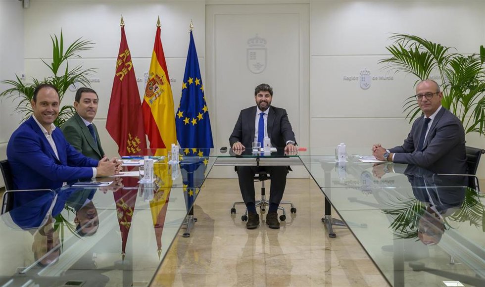 El jefe del Ejecutivo regional, Fernando López Miras, reunido con el presidente nacional de la Asociación Nacional de Profesionales de la Enseñanza (ANPE), Francisco Venzalá, y el presidente regional del sindicato, José Antonio Martínez Robles