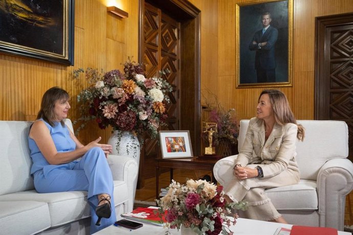 La portavoz del grupo municipal del PSOE en el Ayuntamiento de Zaragoza, Lola Ranera, reunida con la alcaldesa, Natalia Chueca