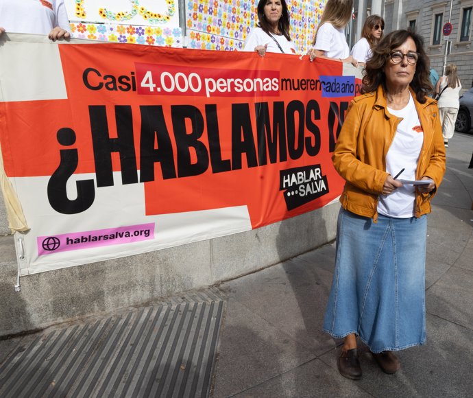 Vicky Nieto, familiar de una víctima de suicidio, participa en la colocación de 3.953 flores en recuerdo de las personas fallecidas por suicidio, frente al Congreso de los Diputados, a 10 de septiembre de 2026, en Madrid (España).