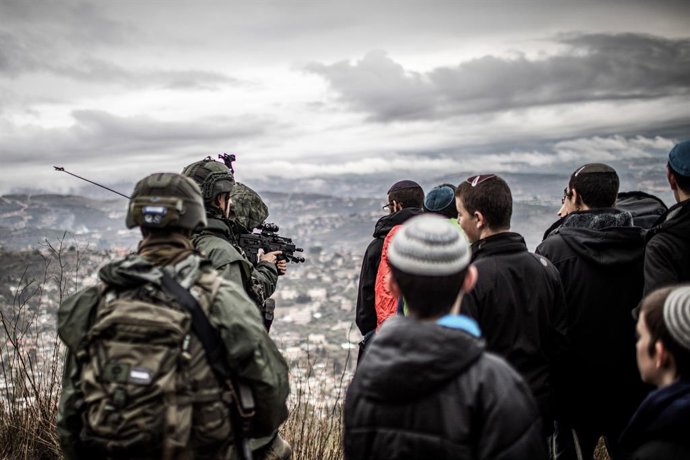 Archivo - Arquivo - Membros das forças de segurança de Israel protegem extremistas de direita e colonos durante um protesto próximo ao assentamento de Homesh, na Cisjordânia (arquivo)
