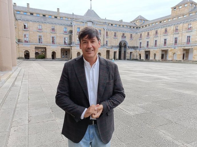 El consejero de Ciencia, Industria y Empleo del Principado de Asturias, Borja Sánchez, antes de participar en el acto de inauguración del XVI Congreso Internacional XX Nacional de Ergonomía y Psicosociología, en Gijón.