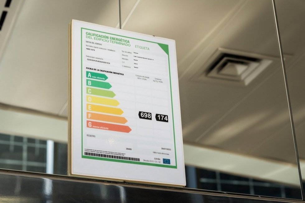 Archivo - Un panel describiendo la eficiencia energética de un edificio