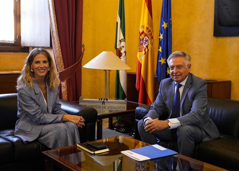 La presidenta del Parlamento andaluz, Ana Mestre, se reúne con el director de la Oficina Andaluza contra el Fraude y la Corrupción, Francisco de Paula Sánchez Zamorano.