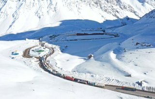 Más de mil camiones cruzaron desde Argentina a Chile por el paso Los Libertadores en la primera jornada de reapertura del complejo fronterizo, después de 34 días de cierre -desde el 14 de julio- por acumulación de nieve y viento blanco.    Foto MOP