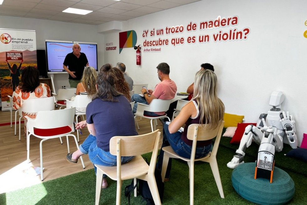 Asistentes a una de las actividades formativas del programa formativo 'En mi pueblo emprendí' de la Diputación de Cáceres
