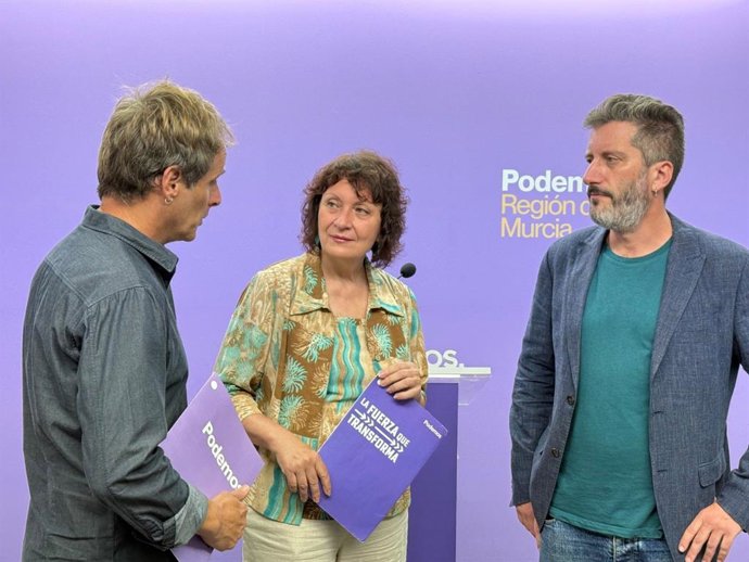 El secretario de Organización de Podemos en la Región, Ángel Luis Hernández (izquierda); la diputada de Podemos en la Asamblea Regional, María Marín (centro), y el exdiputado regional y candidato a la Coordinación Autonómica, Víctor Egío (derecha)