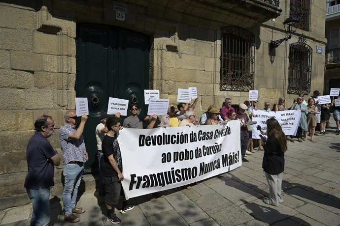 Archivo - Varias personas durante una protesta ante la Casa Cornide para exigir su devolución