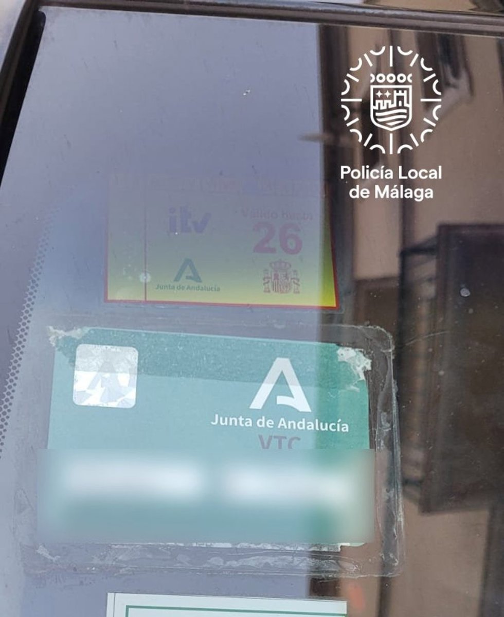 Imagen de la Policía Local de Málaga tras inmovilizar un vehículo de alquiler con conductor.