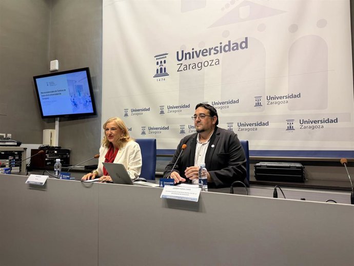 La rectora de la Universidad de Zaragoza, Rosa Bolea, y el vicerrector de Estrategia Digital e Inteligencia Artificial, Javier Fabra, han presentado las nuevas 39 microcredenciales para centros de datos