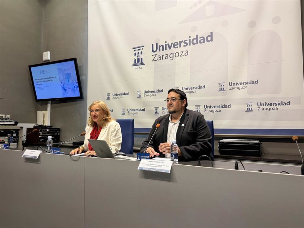 La rectora de la Universidad de Zaragoza, Rosa Bolea, y el vicerrector de Estrategia Digital e Inteligencia Artificial, Javier Fabra, han presentado las nuevas 39 microcredenciales para centros de datos