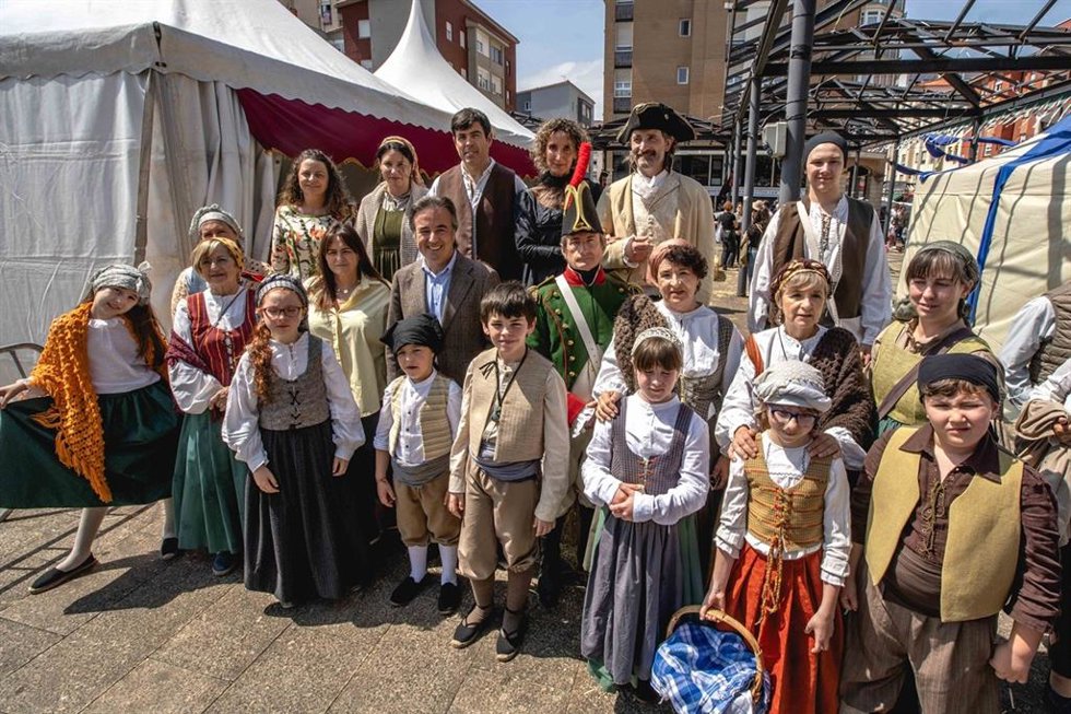 Archivo - Camargo abre la inscripción en el taller de costura gratuito para recrear el vestuario de mayo de 1808