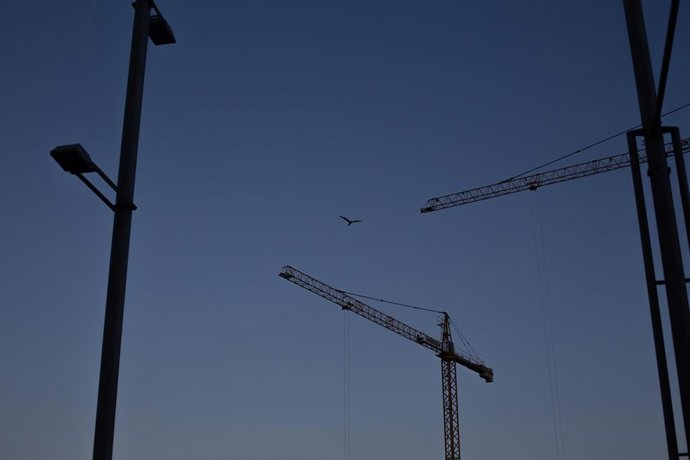Archivo - Varias grúas en la construcción de edificios en Barcelona