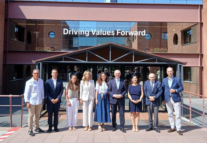 Directivos de Align Technology junto al decano de la Facultat de Odontología  Lluis Giner y el Rector de la UIC Alfonso Méndiz.