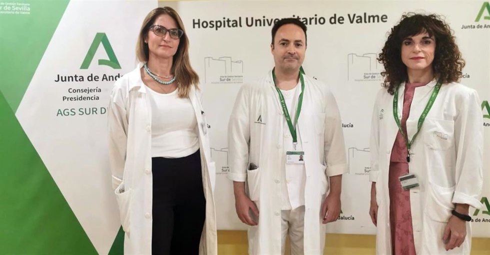En el centro el jefe de estudios, el doctor José Carlos Pérez; a la izquierda, la doctora Carmen Sánchez, coordinadora docente de Atención Familiar y Comunitaria; y a la derecha, Paqui Baena, presidenta de la Subcomisión de Docencia de Enfermería