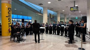 Actuación del Cor Jove de l'Orfeó Català en la T1