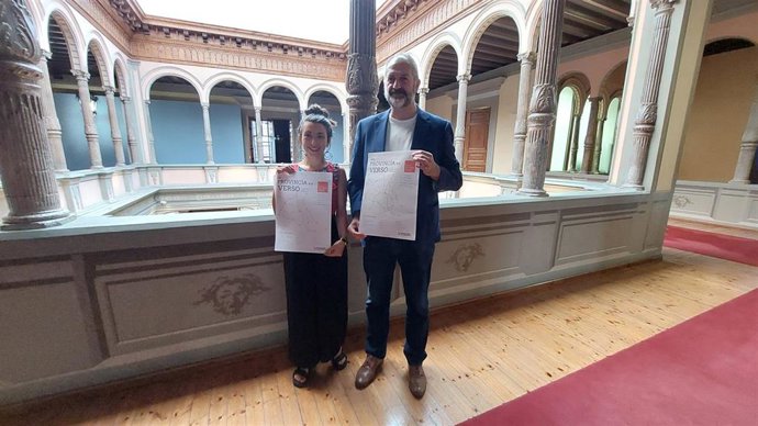 La poeta Bárbara Armstrong y el diputado delegado de Archivos y Bibliotecas de la DPZ, José Manuel Latorre.