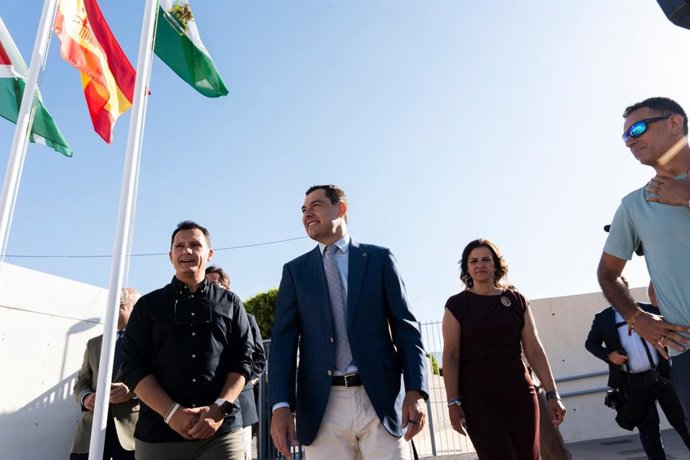 El presidente de la Junta de Andalucía, Juanma Moreno, acude al acto de inicio del curso escolar en el CEIP Padre Manjón de Benahadux (Almería).
