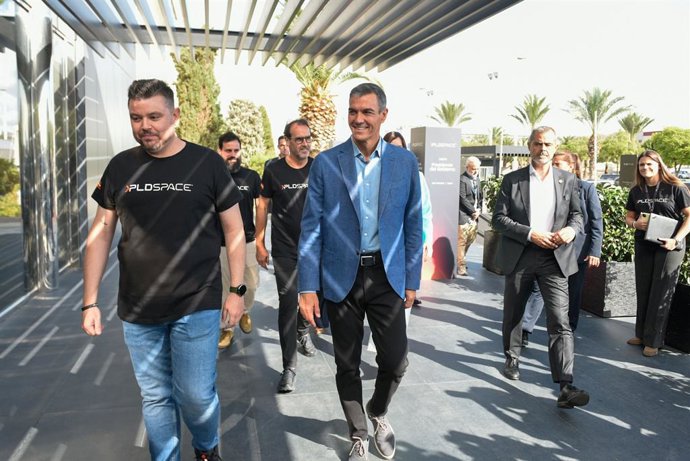 El president del Govern, Pedro Sánchez, visita les instal·lacions de l'empresa aeroespacial PLD Space, este dijous a Elx (Alacant)