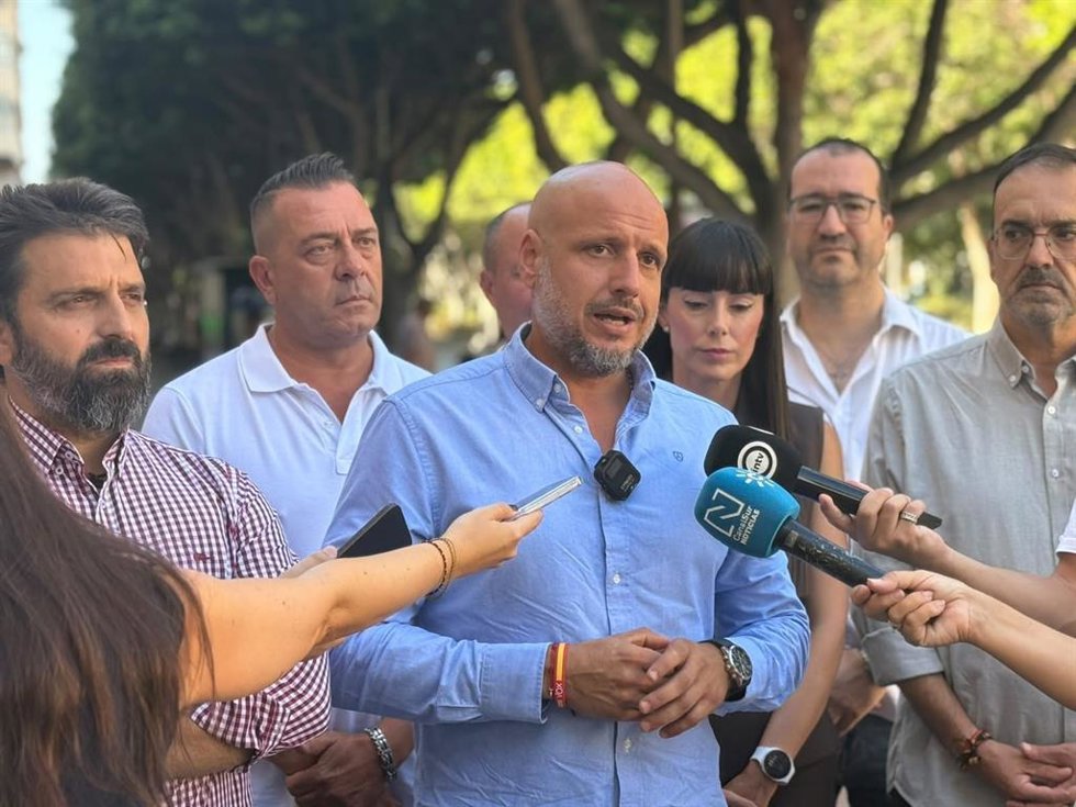 El parlamentario andaluz de Vox por Almería y portavoz nacional de Trabajo y Campo, Rodrigo Alonso, atiende a los medios.