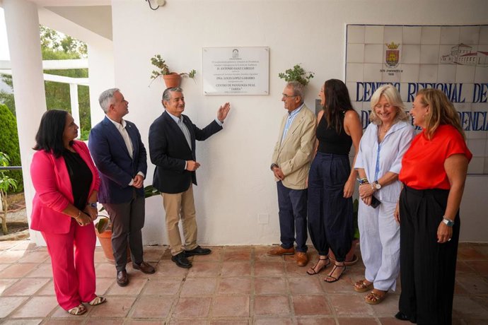 El vicepresidente primero y consejero de Presidencia, Sanidad y Emergencias, Antonio Sanz (3i) y la consejera de Servicios Sociales, Familias e Igualdad, Loles López (3d), en la inauguración de la unidad terapéutica. A 10 de septiembre de 2026 en Tarifa. 