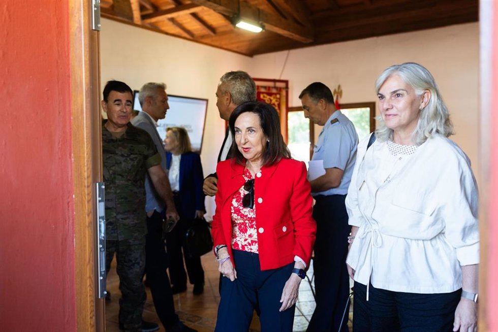 La ministra Margarita Robles visita las obras de Monte la Reina.