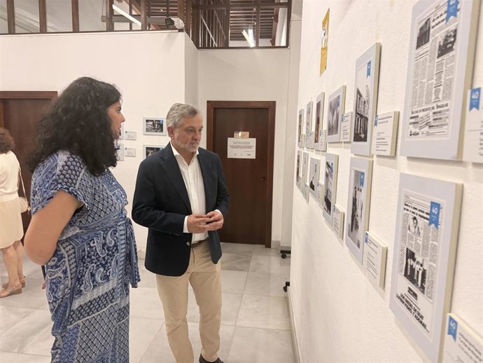 El vicepresidente de la Diputación de Almería, Ángel Escobar, visita una exposición sobre bienestar social.