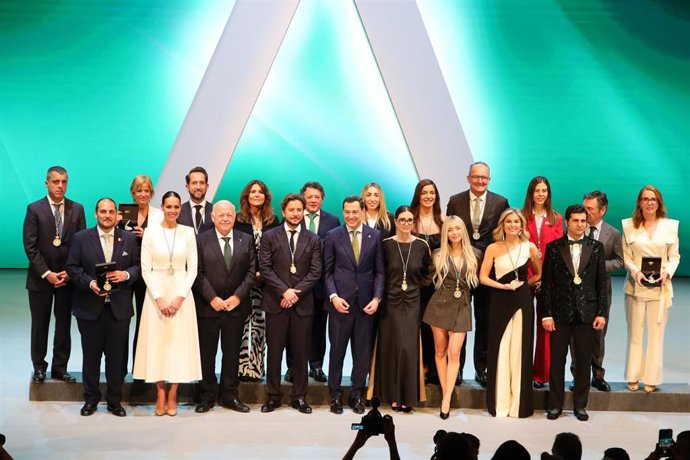 Archivo - Los galardonados con los títulos de Hijos Predilectos y con las Medallas de Andalucía posan en la foto de familia en la gala de 2026.