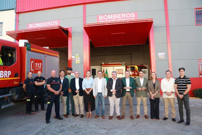 Foto de familia, con el presidente de la Diputación y el alcalde Aznalcóllar en el centro, con ocasión de la reapertura del parque de bomberos