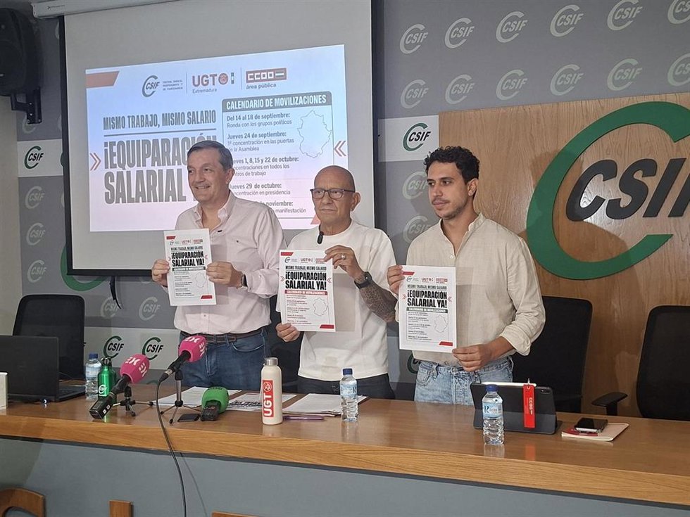 El presidente de CSIF Extremadura, Benito Román; el secretario general de UGT Servicios Públicos Extremadura, Manuel Fernández Colomo; y el coordinador del Área Pública de CCOO, Manuel María Nicolás, en rueda de prensa sobre homologación salarial