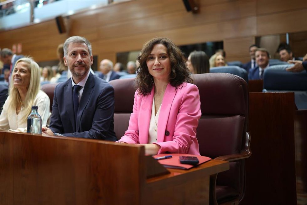 La presidenta de la Comunidad de Madrid, Isabel Díaz Ayuso, y el consejero de la Presidencia, Miguel Ángel García Martín, durante el debate sobre el Estado de la Región en la Asamblea de Madrid, a 10 de septiembre de 2026, en Madrid (España).