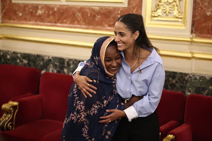 La diputada de Sumar Tesh Sidi (d) manté una trobada amb sahrauís en el Congrés dels Diputats, a 10 de setembre del 2026, a Madrid (Espanya).