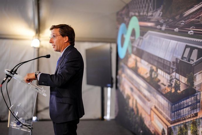 El alcalde de Madrid, José Luis Martínez-Almeida, en la nueva sede de Siemens en España.