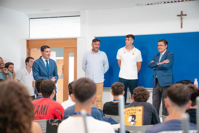 Encuentro de responsables de la Universidad con nadadores de alto nivel del Natación Mairena con ocasión del acuerdo entre ambas entidades para facilitar que puedan compaginar deporte y estudios