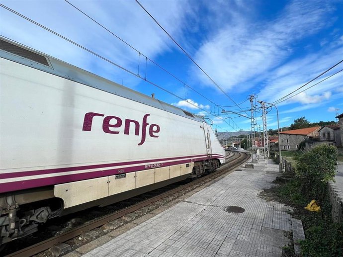 Archivo - Tren Alvia parado en la línea Santander-Palencia