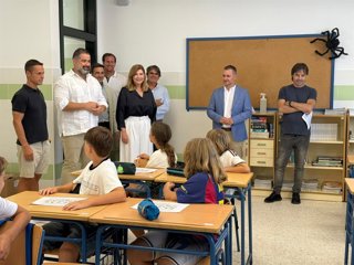 La delegada del Gobierno en Huelva, Berta Centeno, inaugura el curso escolar en el CEIP Virgen del Carmen de El Rompido.