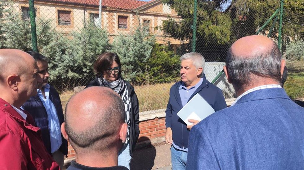 Javier Antón visita el cambio de luminarias junto a la concejal Ana Alegre.