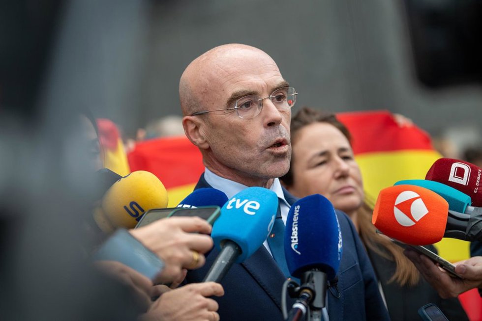 El eurodiputado de Vox, Jorge Buxadé, atiende a los medios durante una concentración.