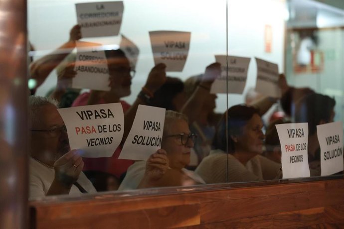 Vecinos de La Corredoria en la zona de invitados de la JGPA