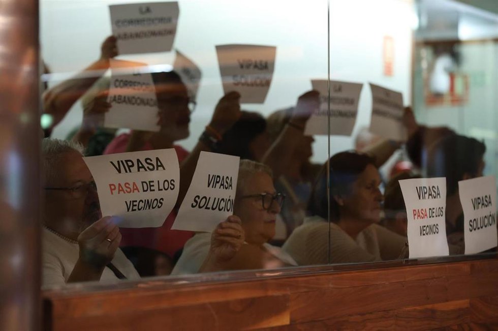 Vecinos de La Corredoria en la zona de invitados de la JGPA