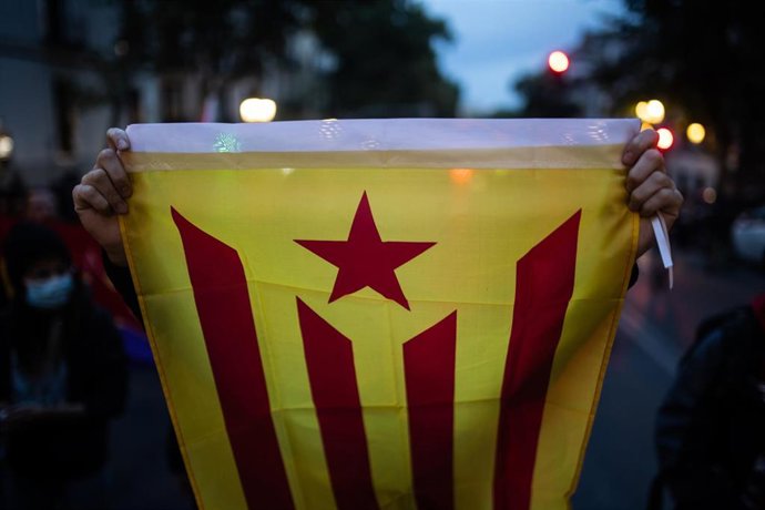 Archivo - Una persona muestra una bandera independentista catalana, conocida como estelada, en una manifestación contra las leyes represivas, a 16 de octubre de 2021, en Madrid, (España).