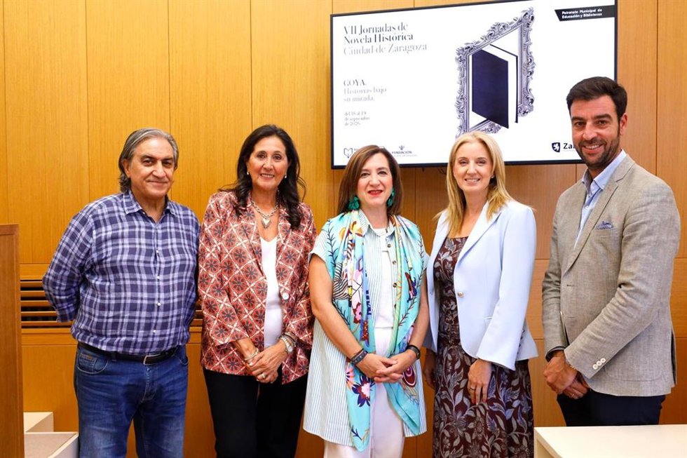 Presentación de las VII Jornadas de Novela Histórica, en la sala de prensa del Ayuntamiento de Zaragoza.
