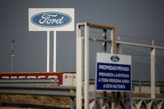 Archivo - Arxiu - Cartell de la fàbrica Ford Almussafes, a 6 de novembre del 2024, a Almussafes