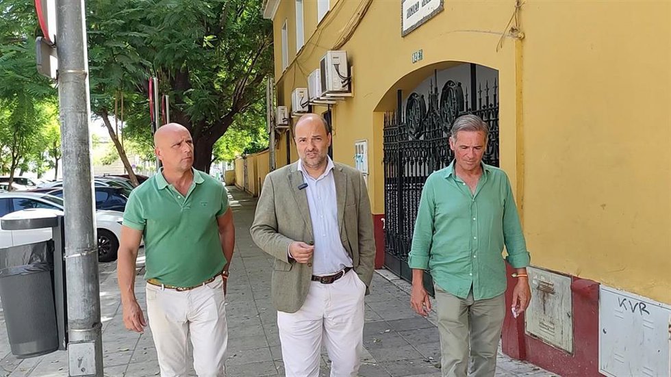 García de Polavieja, en el centro, junto a otros dirigentes de la formación, en las inmediaciones del Centro de Alta Tolerancia