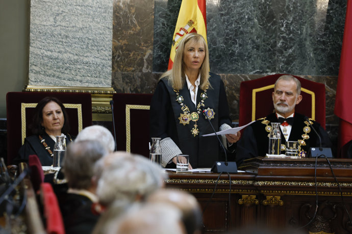 El rey Felipe VI (d), la presidenta del Tribunal Supremo y del Consejo General del Poder Judicial, Isabel Perelló (c) y la fiscal general del Estado, Teresa Peramato (i), durante el acto solemne de apertura del año judicial 2026-2027, en el Palacio de 