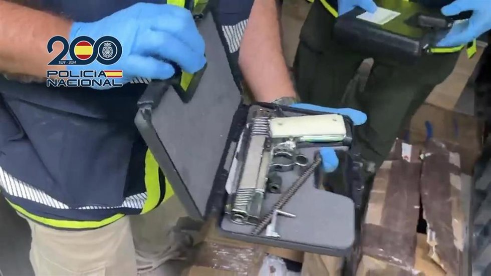 Una de las armas intervenidas en la operación