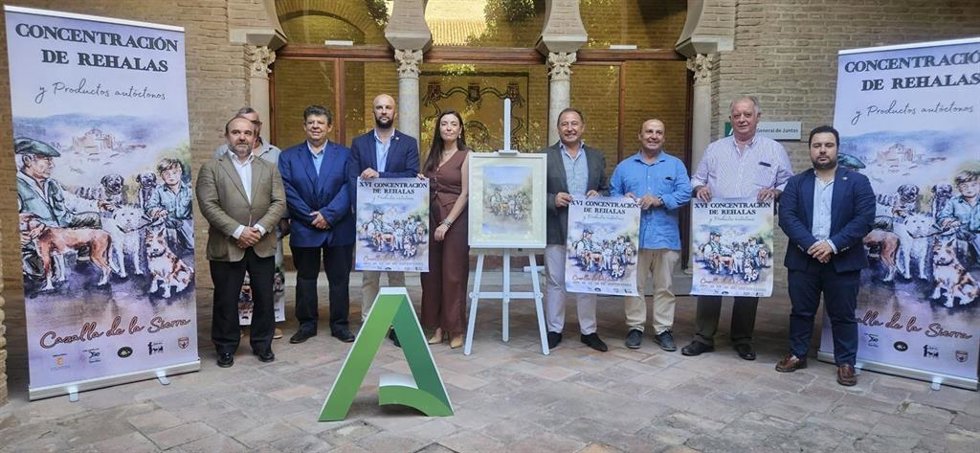 Foto de familia tras la presentación de la Concentración de Rehalas y Productos Autóctonos de Cazalla de la Sierra, en la sede de la Delegación del Gobierno andaluz