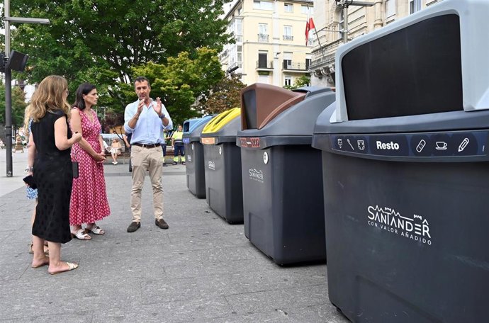 Archivo - Imagen de archivo de presentación de los nuevos contenedores de basura que se están instalando en Santander